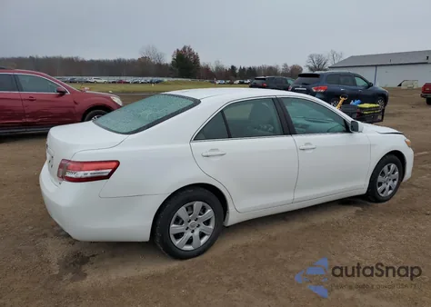 2010 Toyota Camry Base z USA, uszkodzony, nr VIN 4T1BF3EK7AU533522